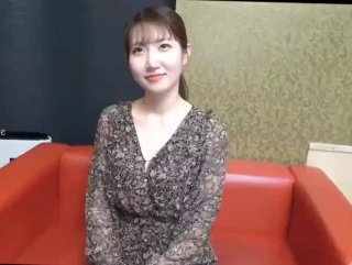 烈焰红唇漂亮小姐姐！道具激情自慰！开档情趣内裤，双指插入猛扣，凳子上假屌骑乘位，上下套弄