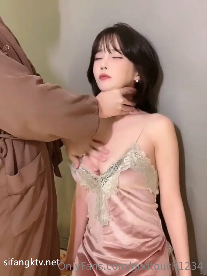 疯狂警告【喷火小仙女】，顶级潮喷~不撸两发对不起她喷，挺漂亮，没想到水量也这么大，刺激