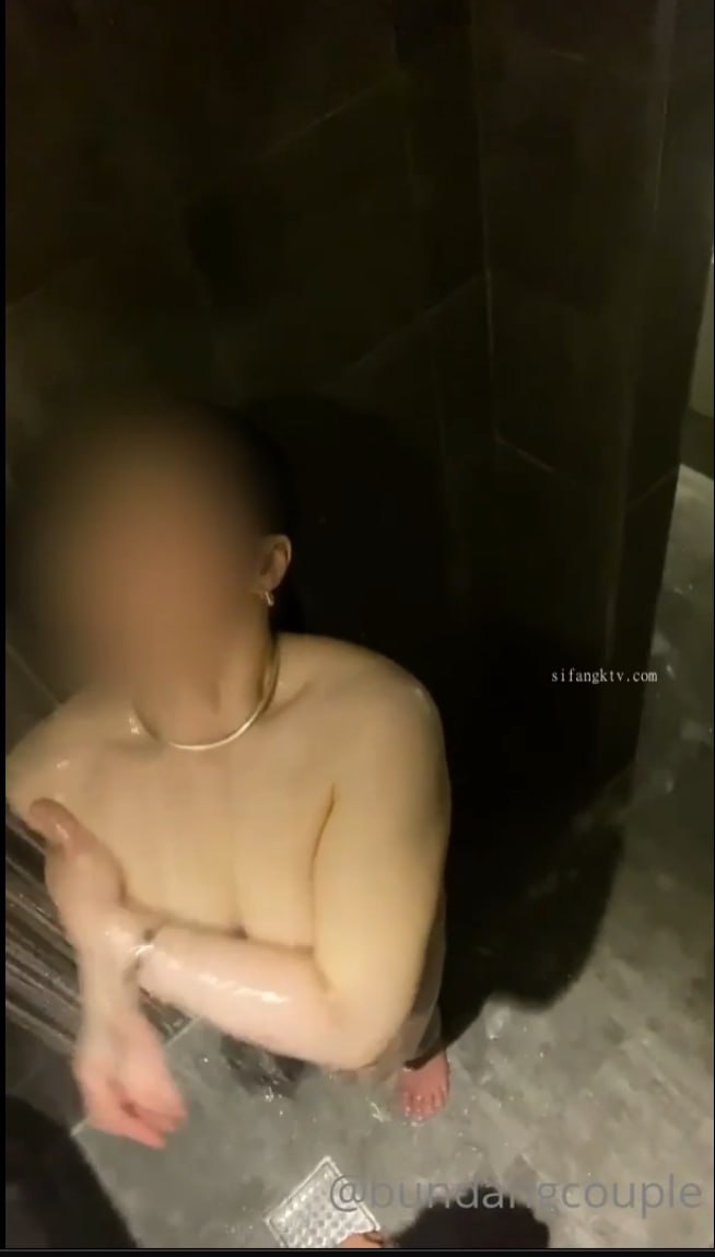 深夜极品高端外围，第二场拿出开档黑丝，翘起屁股舔逼对着镜头，深插打桩表情一脸享受